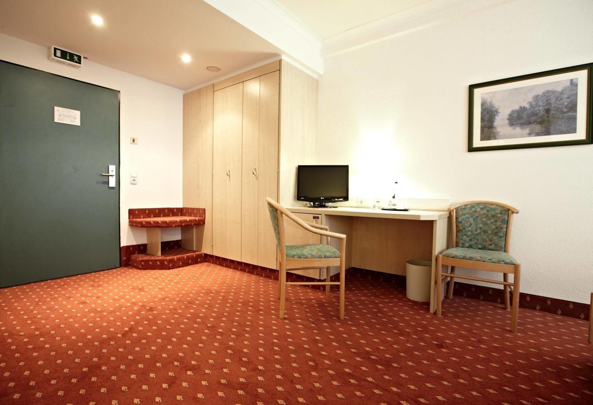 Intercityhotel Отель 4*